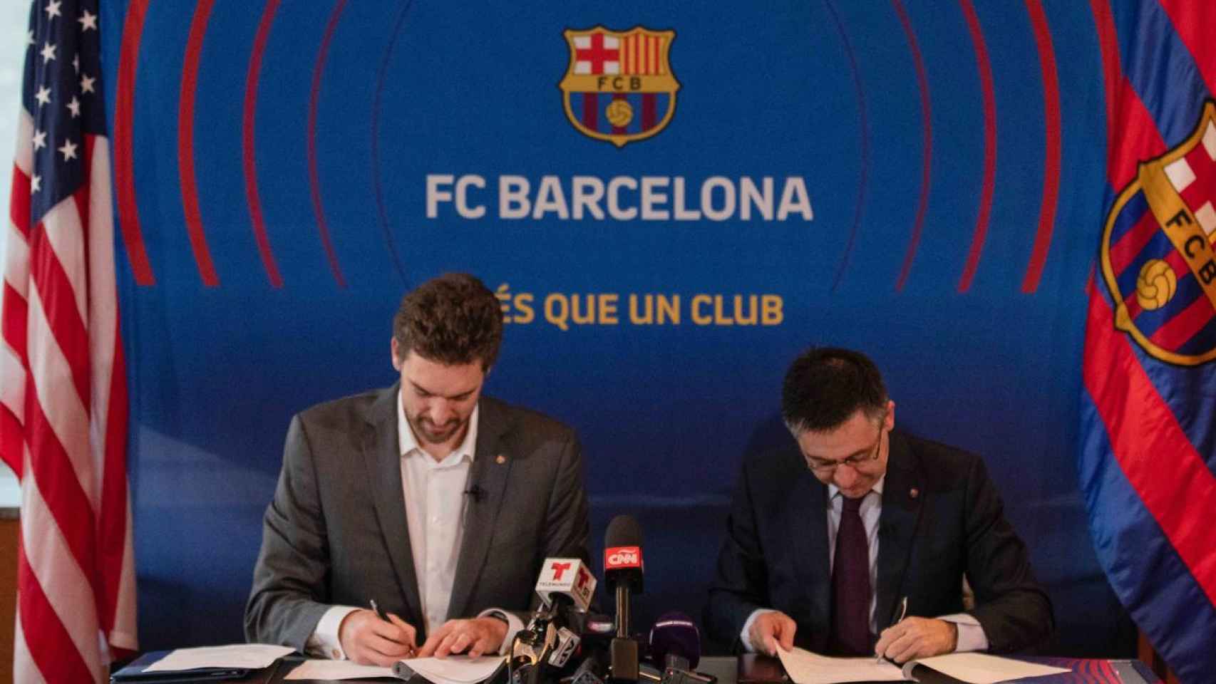 Pau Gasol y Josep Maria Bartomeu en la firma de su acuerdo / FC Barcelona