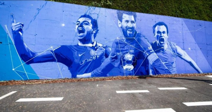 Xavi, Messi e Iniesta en el mural homenaje a La Masia / FCB