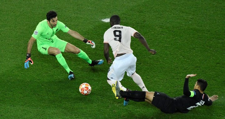 Lukaku supera a Buffon para marcar el primer gol del Manchester United EFE