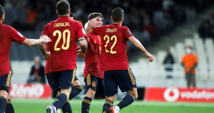 Gavi celebra junto a Sarabia el gol de España / EFE