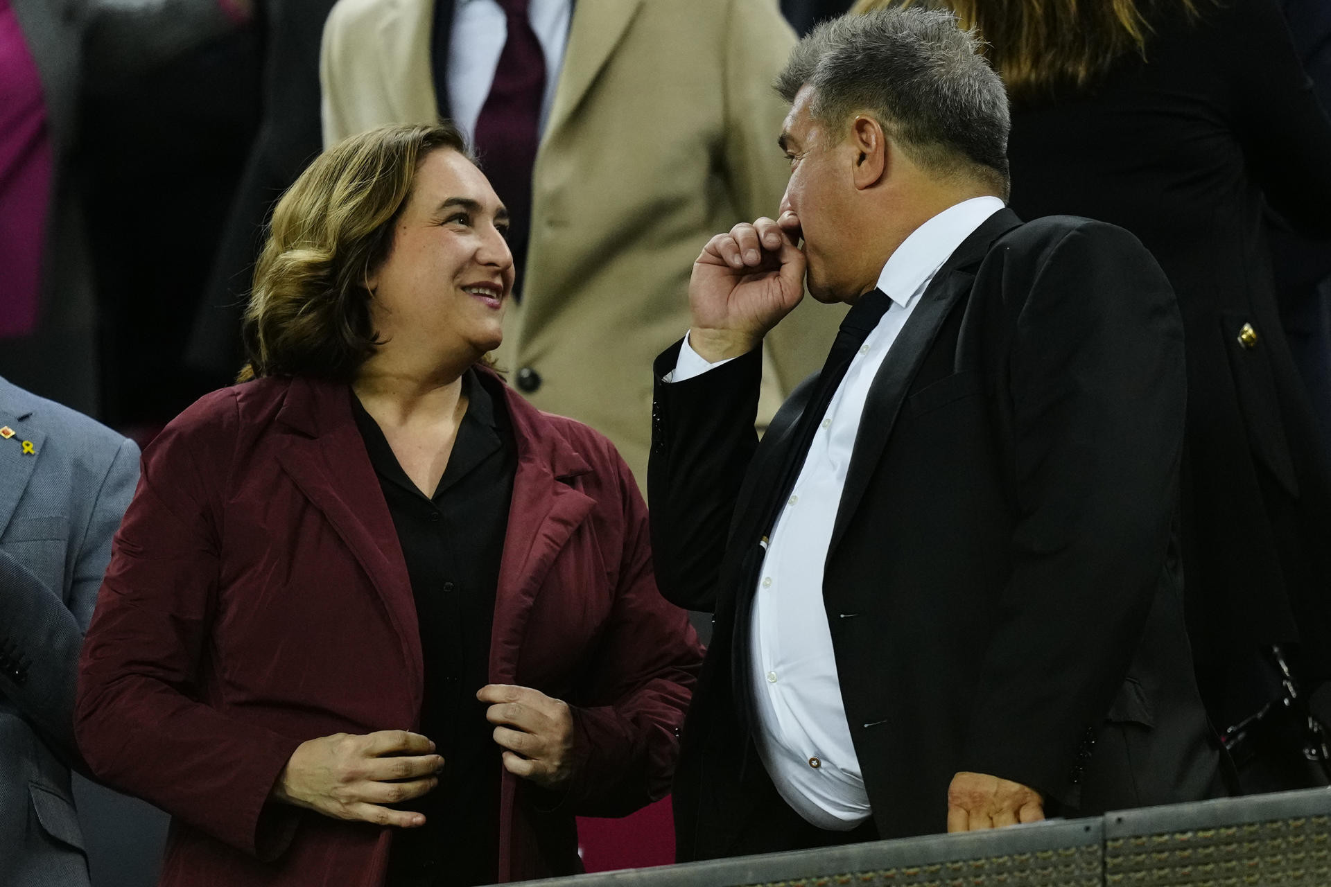 Ada Colau y Joan Laporta se saludan en el palco del Camp Nou / EFE