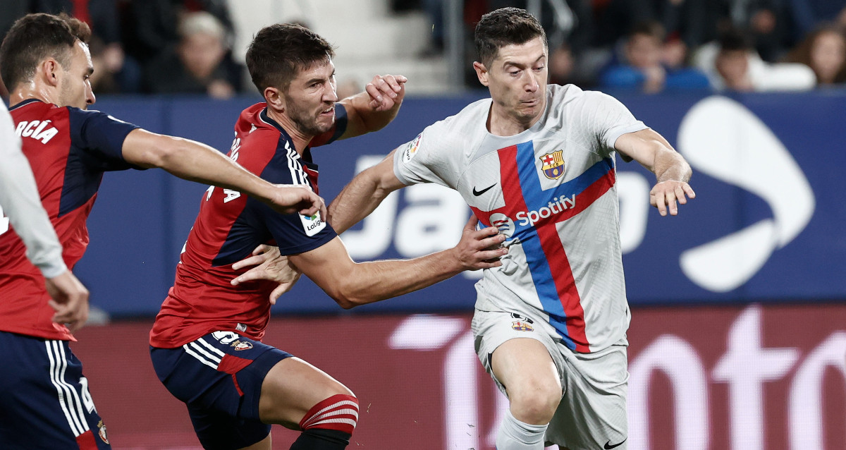 Robert Lewandowski protege el balón en el partido contra el Osasuna EFE