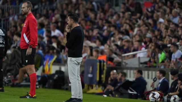 Xavi Hernández, muy concentrado durante el Barça Celta / LUIS MIGUEL AÑÓN