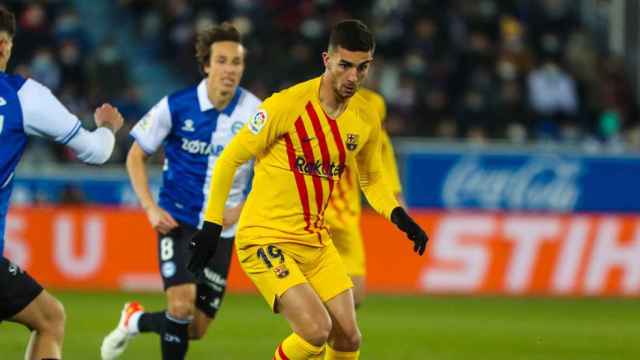 Ferran Torres, en una jugada del partido entre Alavés y Barça / FCB