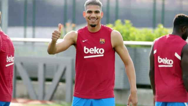 Ronald Araujo, sonriente en los entrenamientos del primer equipo / FCB