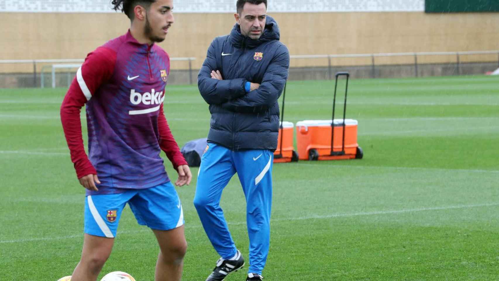 Xavi ayudando al Barça / FCB
