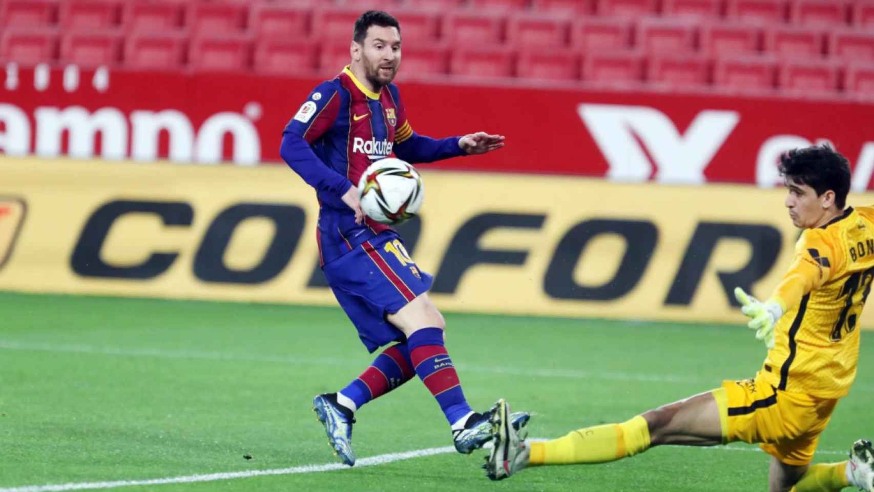 Leo Messi en una acción contra Bono / FC Barcelona