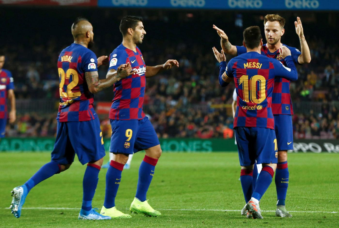 Messi, Arturo Vidal, Luis Suárez e Ivan Rakitic celebran un gol en el Camp Nou / EFE
