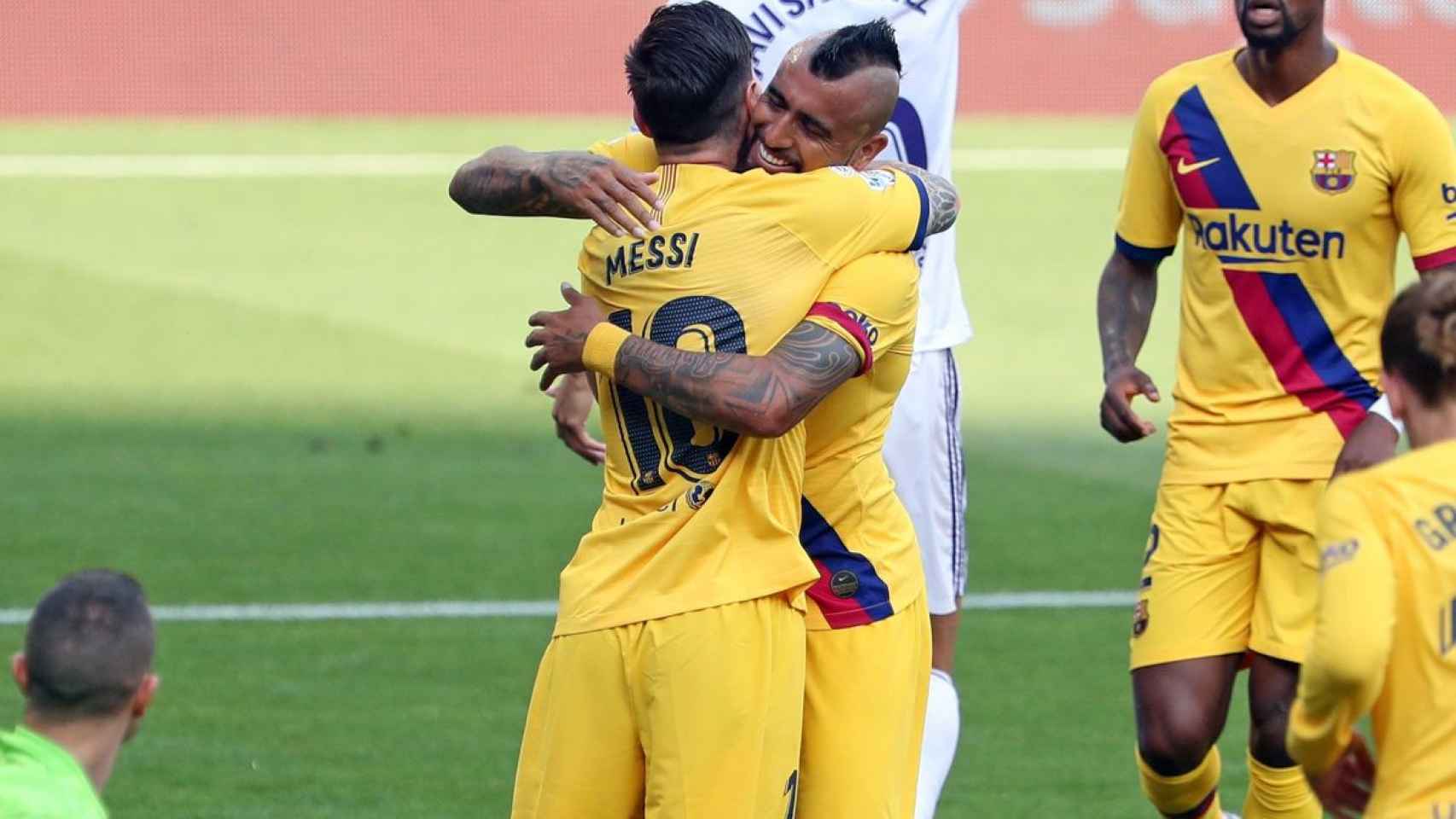 Leo Messi y Arturo Vidal celebrando el gol /FCB