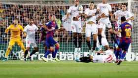 Leo Messi marca un gol de falta al Sevilla / EFE