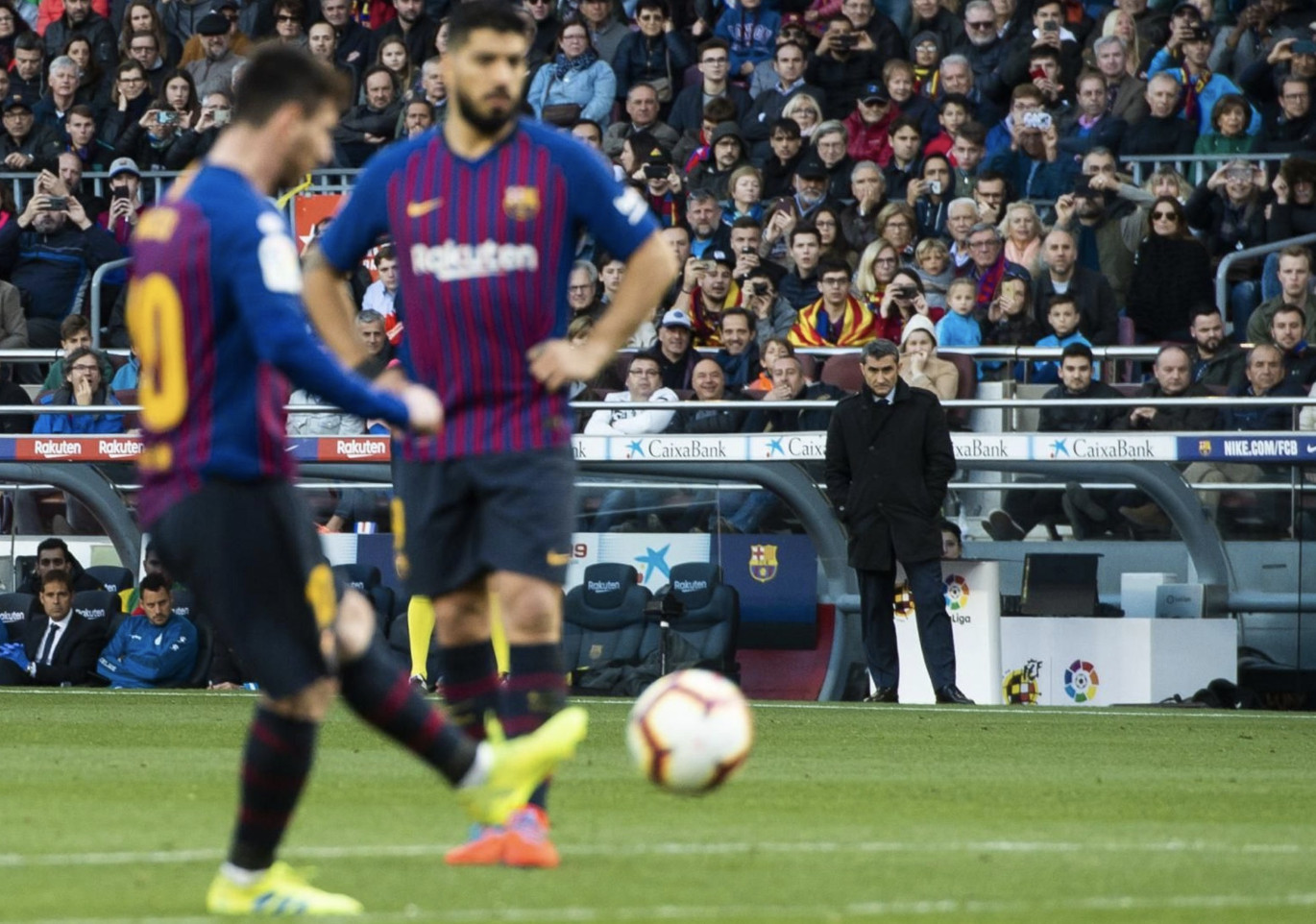 Una foto de Messi ejecutando la falta a lo 'panenka' ante el Espanyol / FCB