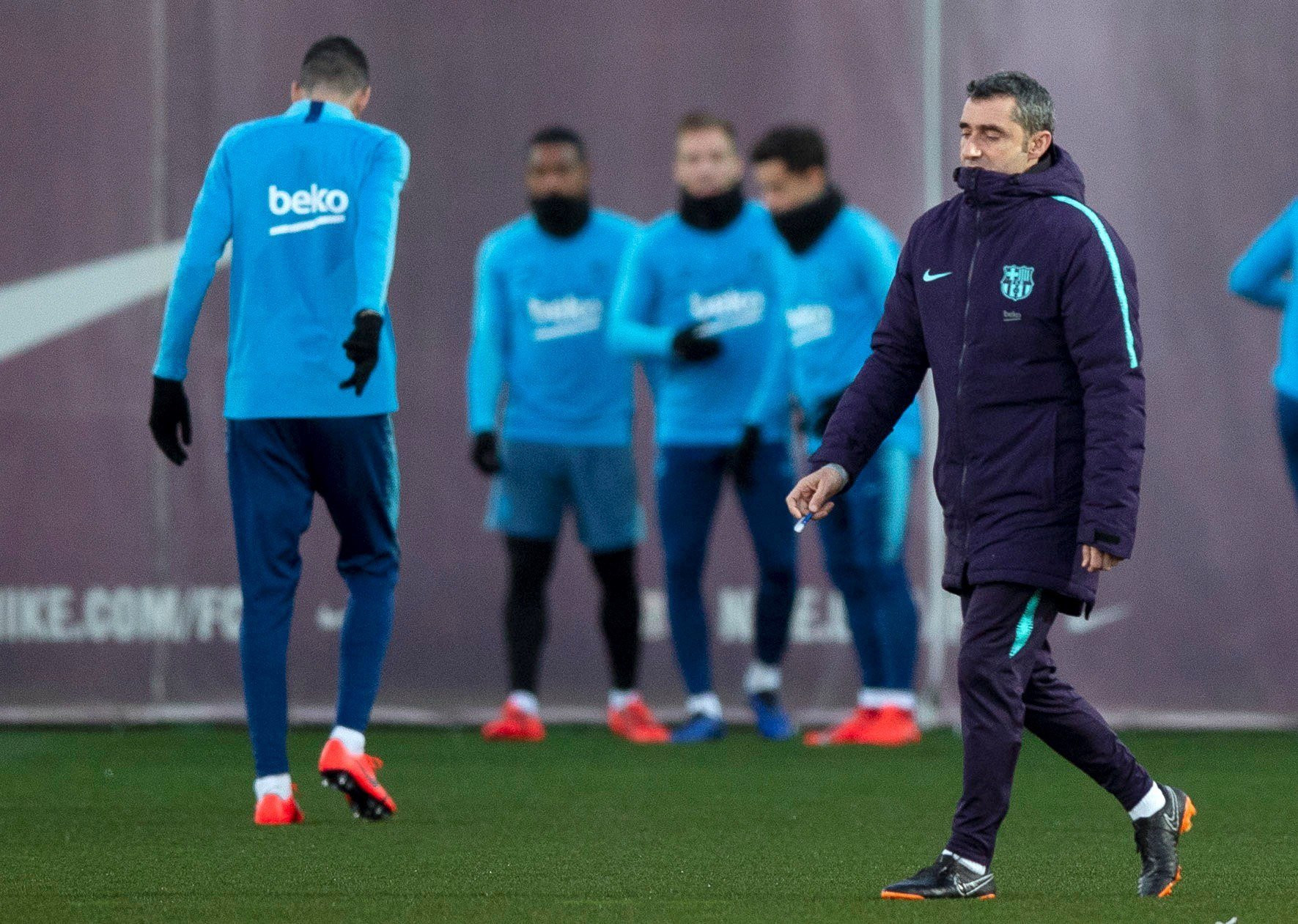 Ernesto Valverde en un entrenamiento con el FC Barcelona / EFE