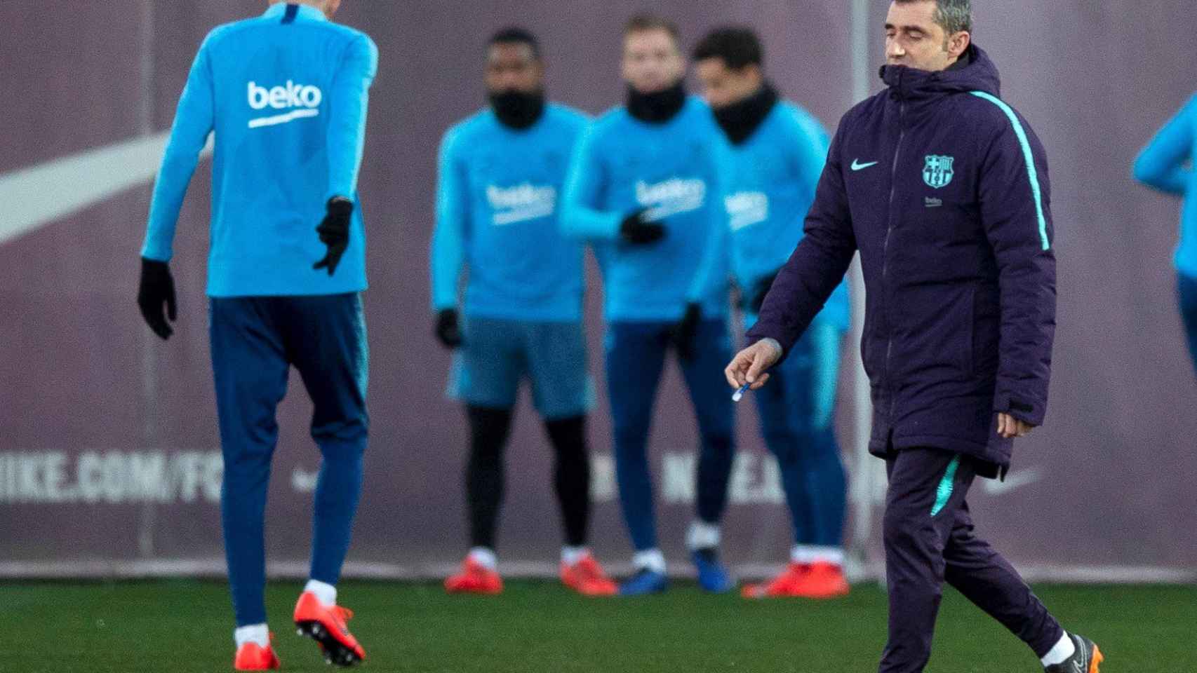 Ernesto Valverde en un entrenamiento con el FC Barcelona / EFE