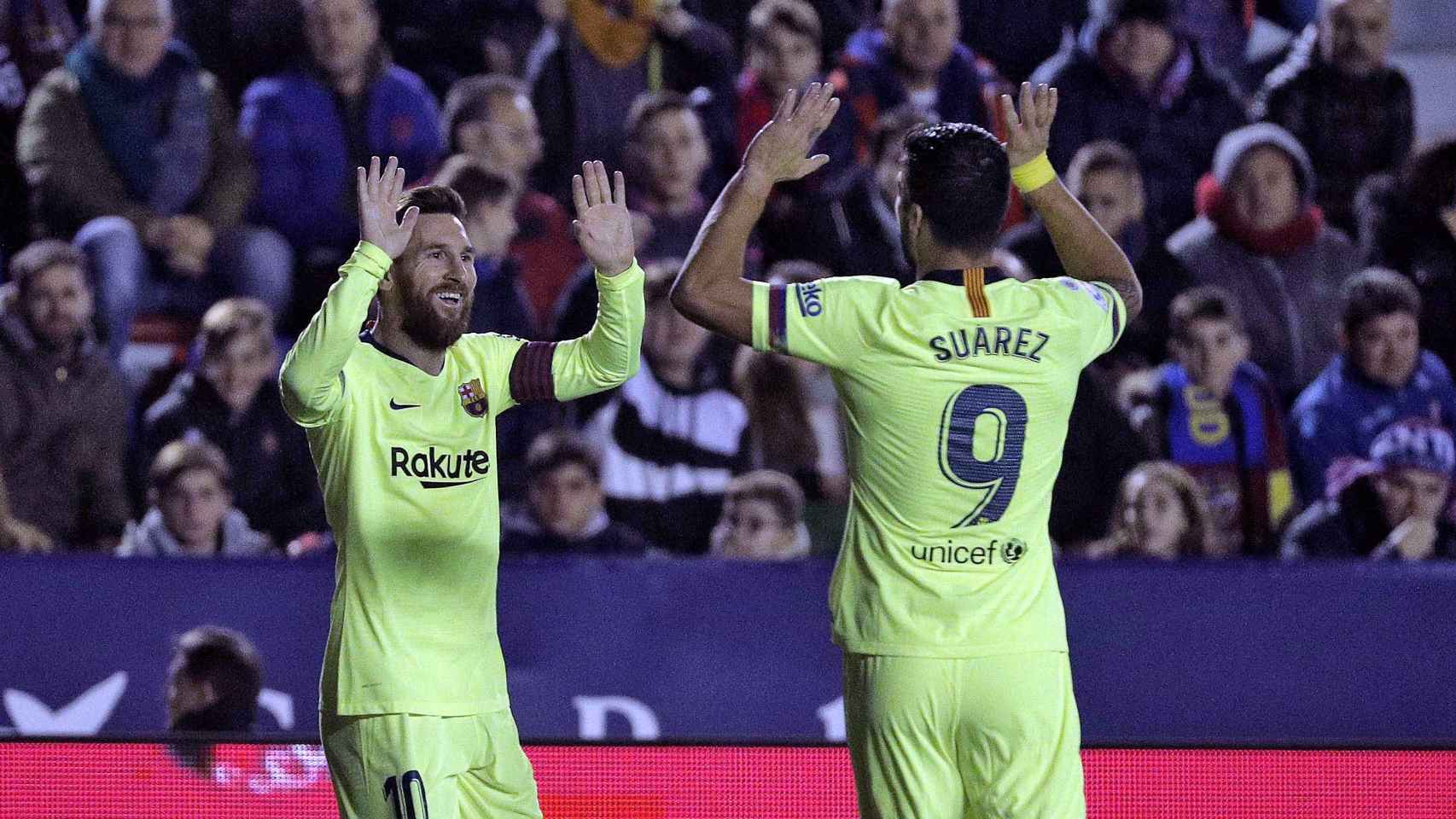 Leo Messi y Luis Suárez celebran un gol contra el Levante / EFE