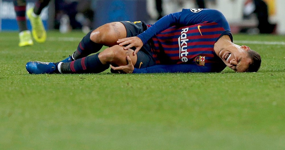 El delantero brasileño del FC Barcelona Philippe Coutinho se duele en el partido de Champions ante el Tottenham en el Camp Nou / EFE