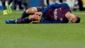 El delantero brasileño del FC Barcelona Philippe Coutinho se duele en el partido de Champions ante el Tottenham en el Camp Nou / EFE