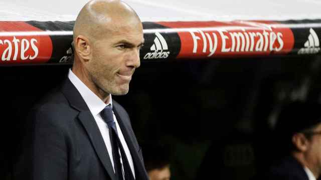 Zidane en el banquillo del Santiago Bernabéu / EFE