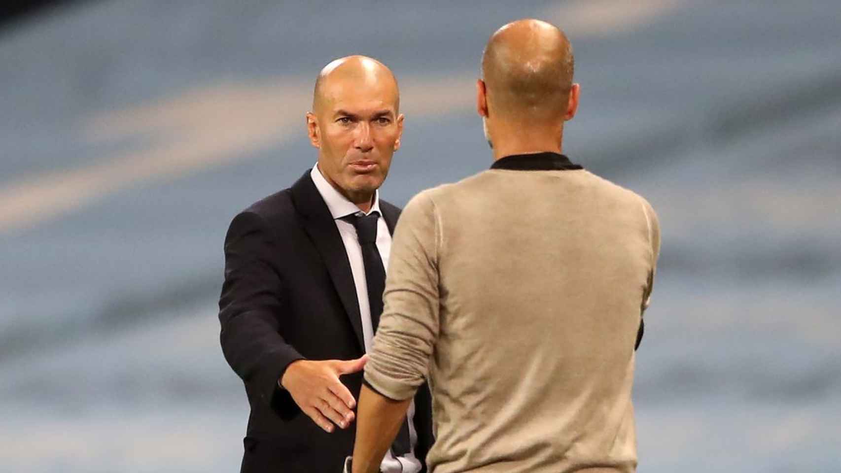 Zinedine Zidane saludando a Pep Guardiola en el Manchester City-Real Madrid / Redes
