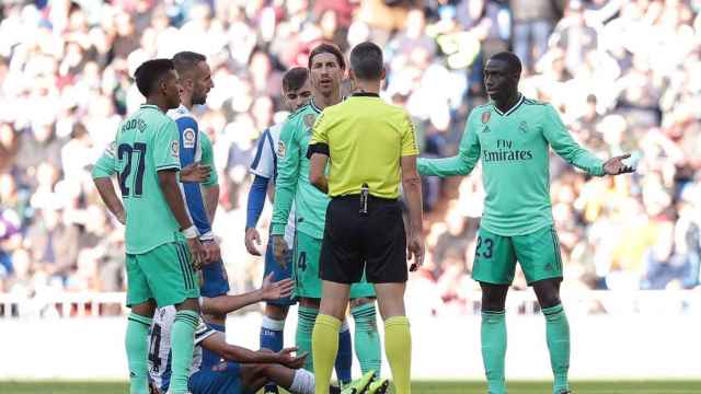 Rodrygo, Sergio Ramos y Ferland Mendy con el colegiado Jaime Latre