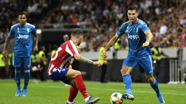 Cristiano Ronaldo encarando a Tripper en el Juventus-Atlético /EFE