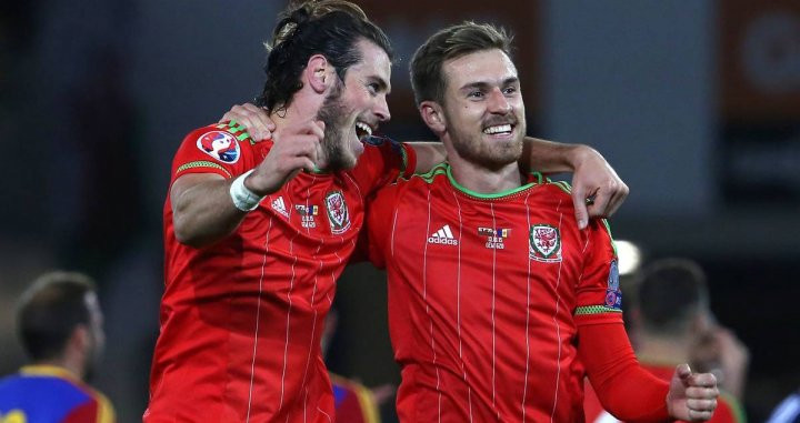 Bale y Ramsey celebran un gol en un partido con Gales