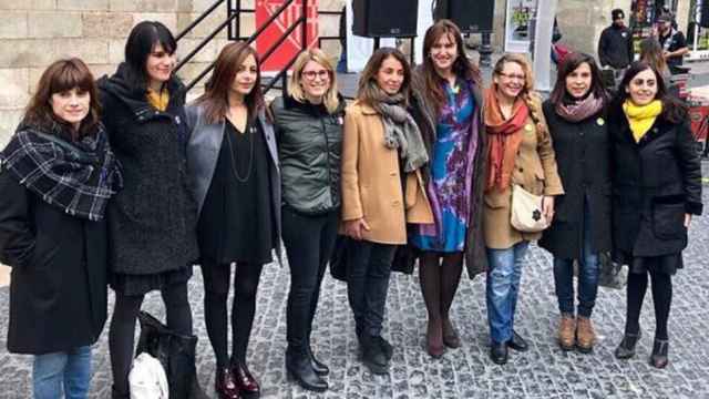 La periodista de TV3 Ariadna Oltra (i) junto a diputadas de Junts per Catalunya como Elsa Artadi, Aurora Madaula o Laura Borràs, entre otras / CG