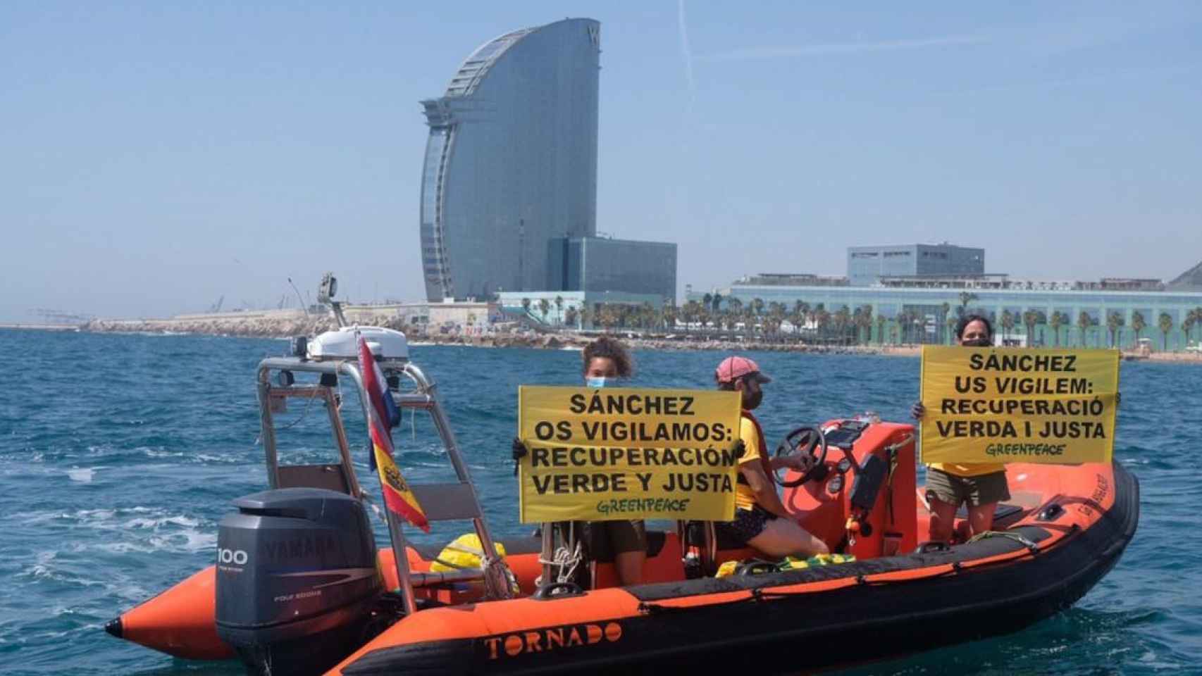 Una lancha de Greenpeace, dos de cuyos miembros han sido detenidos, frente al hotel W como parte de la protesta / GREENPEACE