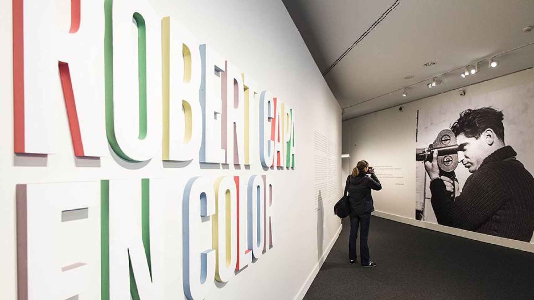 Una persona visitando la exposición 'Robert Capa en color’ / CAIXAFORUM TARRAGONA