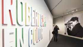 Una persona visitando la exposición 'Robert Capa en color’ / CAIXAFORUM TARRAGONA