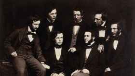 Joseph Lister, en el centro de la imagen, con miembros del Old Royal Infirmary de Edimburgo (1855)