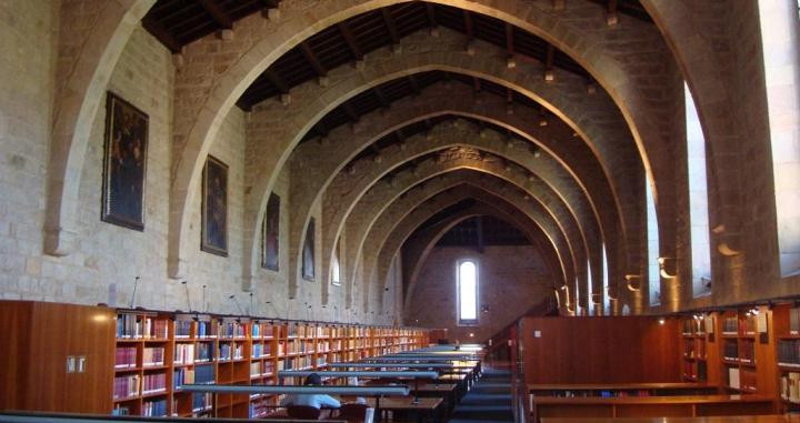 Sala de lectura de la Biblioteca Nacional de Cataluña, radicada en el Hospital de la Santa Creu de Barcelona.