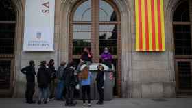Estudiantes se suben a un cubo de basura en la ocupación de un edificio de la Universitat de Barcelona (UB), a 20 de abril de 2021, en Barcelona / EUROPA PRESS