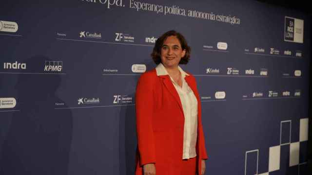 La alcaldesa de Barcelona, Ada Colau, posa antes de participar en las jornadas del Círculo de Economía 2022 / LUIS MIGUEL AÑÓN - CRÓNICA GLOBAL