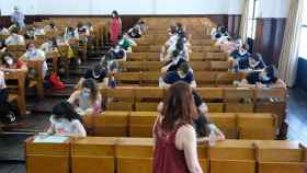 Estudiantes llevan a cabo uno de los exámenes de la selectividad de julio / EP
