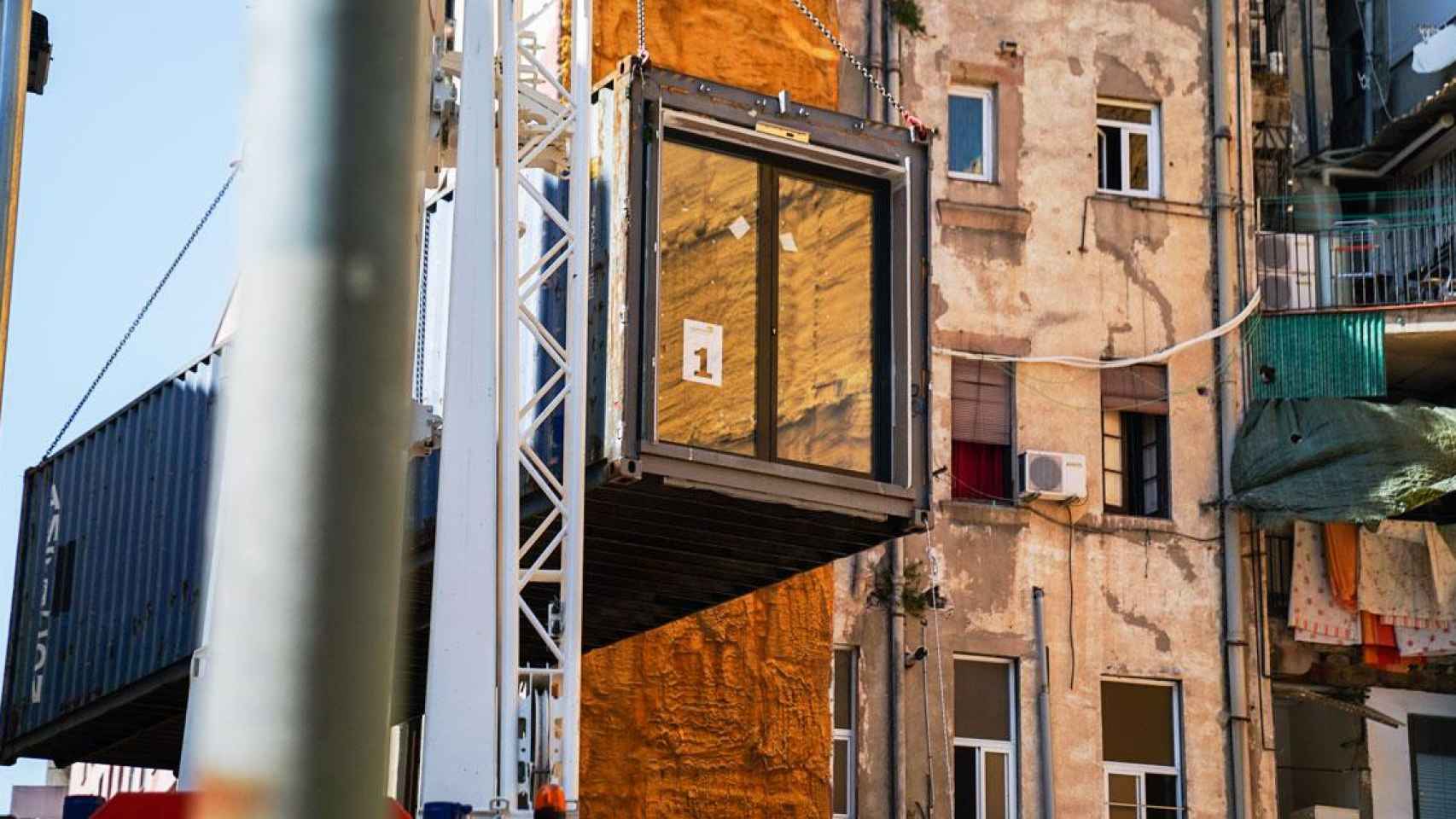 Montaje de uno de los bloques Aprop, los pisos-contenedor del Ayuntamiento de Barcelona / AJBCN