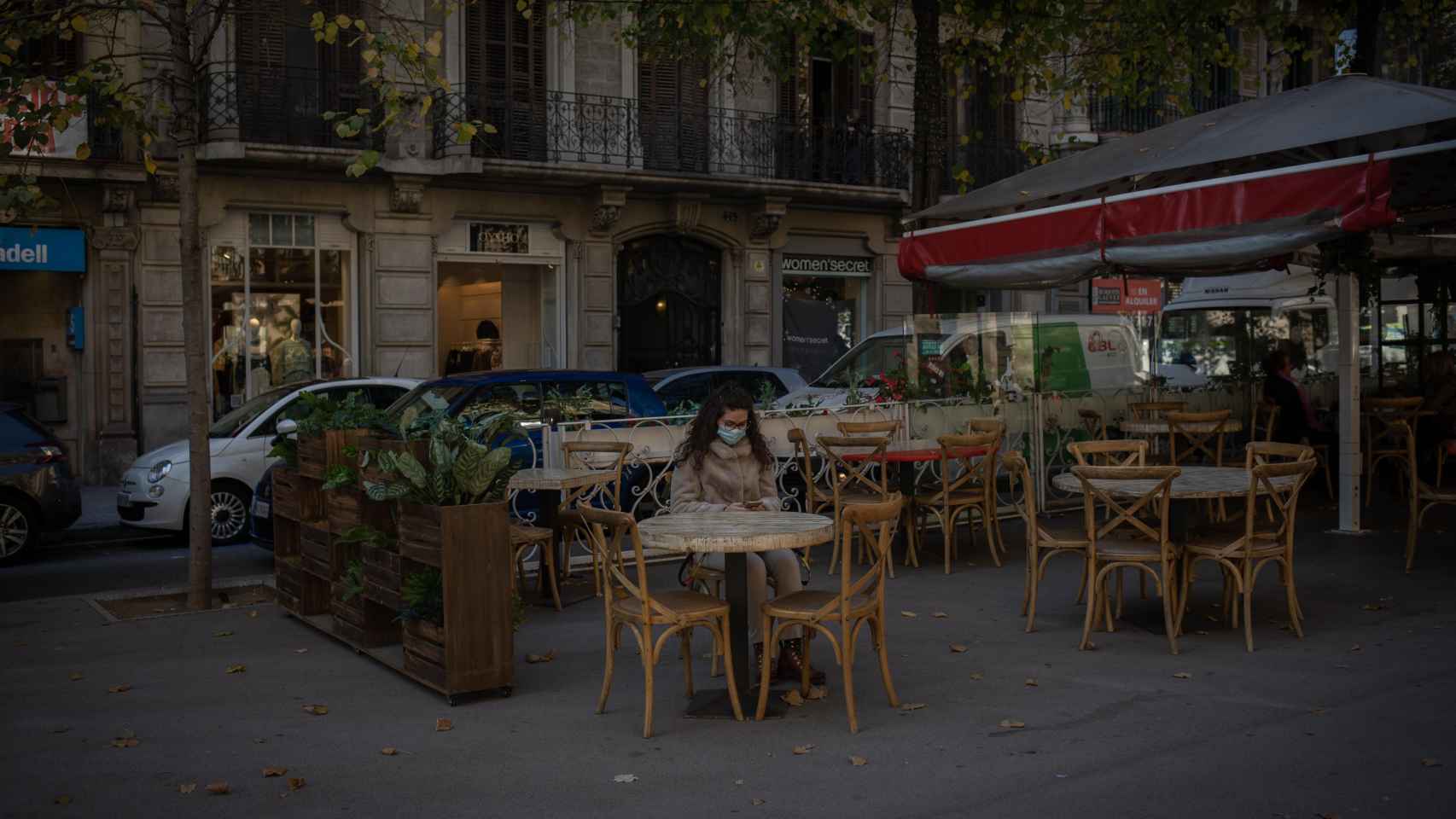 Bares y restaurantes en Barcelona podrían abrir hasta las 11 de la noche / EP