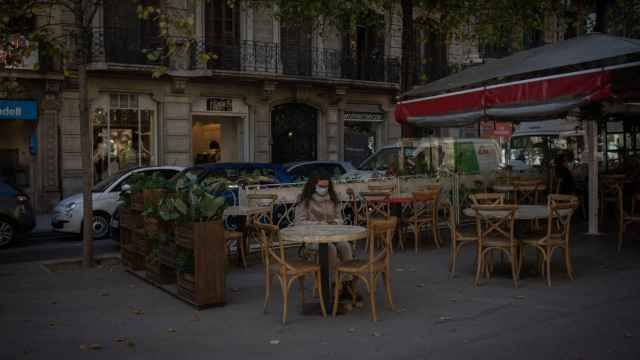 Bares y restaurantes en Barcelona podrían abrir hasta las 11 de la noche / EP