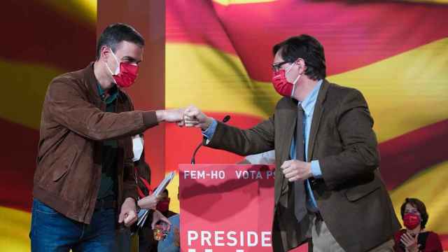 El presidente del Gobierno, Pedro Sánchez, y el candidato socialista a las elecciones catalanas, Salvador Illa, en el cierre de campaña para los comicios del 14F / EP