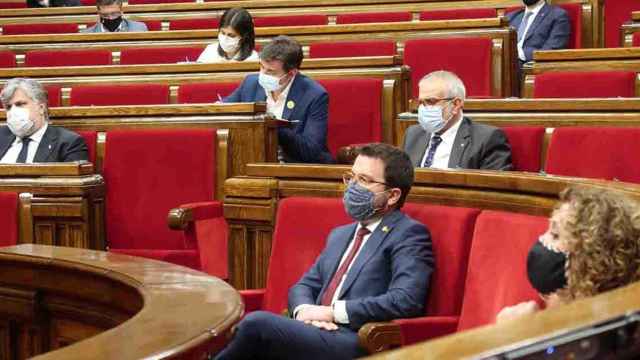 El presidente en funciones Pere Aragonès, en su escaño parlamentario / PARLAMENT