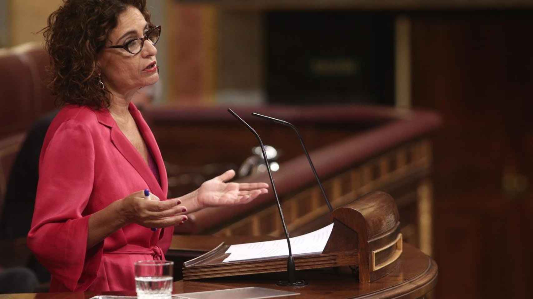 La ministra de Hacienda, María Jesús Montero, interviene desde la tribuna del Congreso / EP