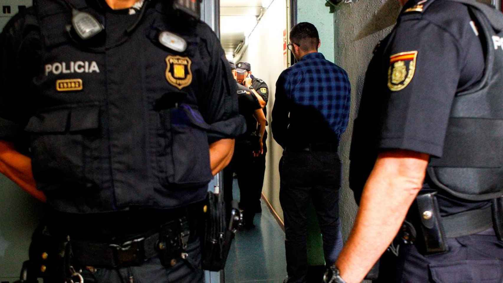 Efectivos de la Policía Nacional durante una operación contra los carteristas en Barcelona / EFE
