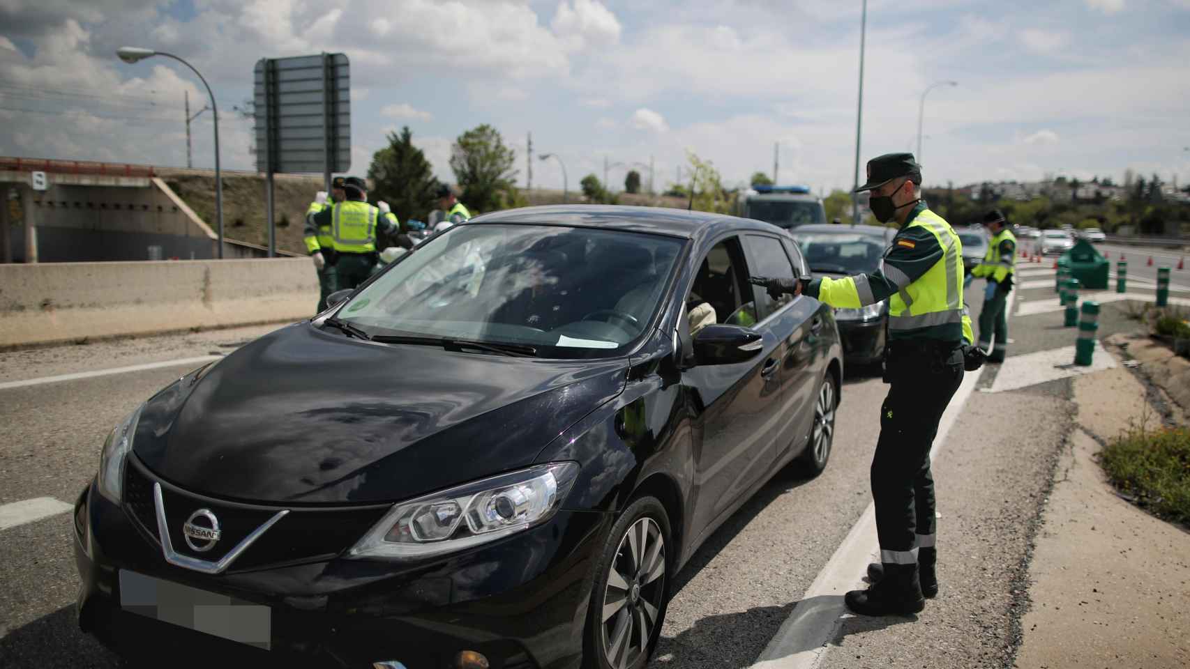 Imagen de Guardias Civiles poniendo multas durante Semana Santa / EP