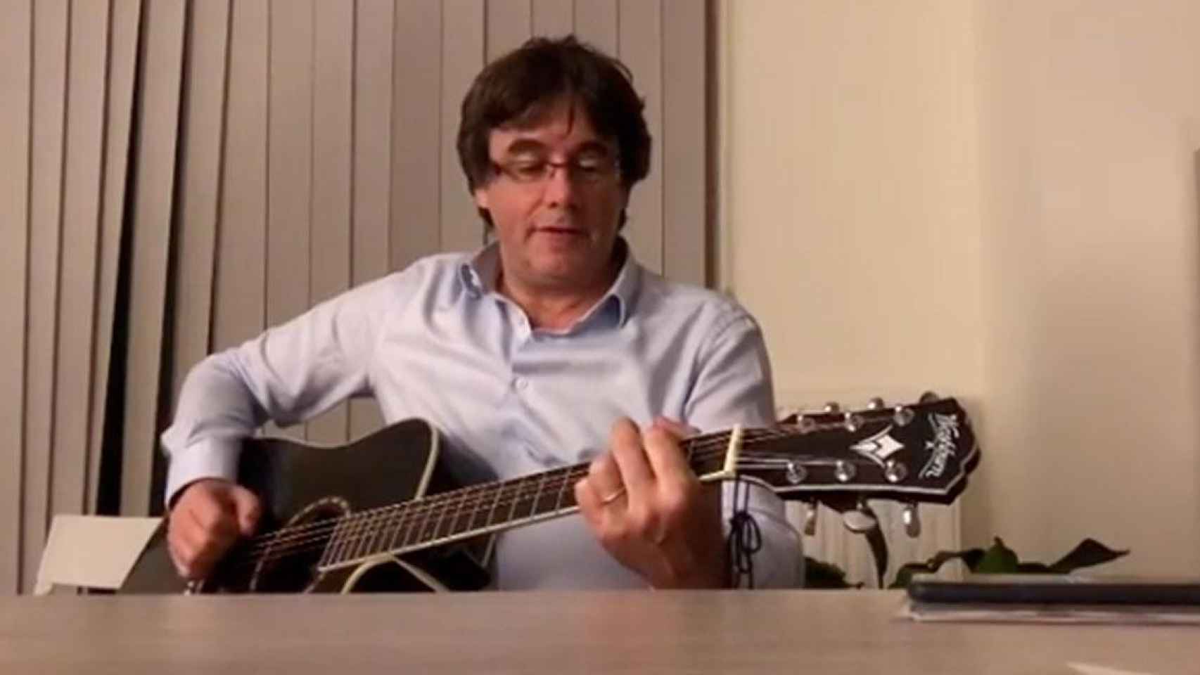 Carles Puigdemont toca 'Take me home, country roads' con su guitarra / INSTAGRAM