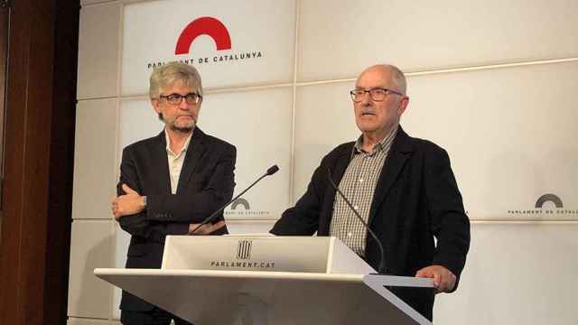 El Síndic de Greuges en funciones, Rafael Ribó (d), junto a su adjunto, Jaume Saura / CG