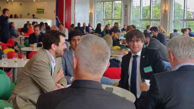 Puigdemont y Comín en la cafetería  de la Eurocámara en Bruselas / LAURA BORRÀS