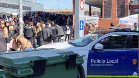 La Policía Local y los Mossos d'Esquadra vigilan una carpa informativa de Som Identitatis, el partido liderado por Josep Anglada, frente a la concentración de Arran y la CUP