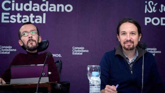 El líder de Podemos, Pablo Iglesias (d), junto al secretario general del partido, Pablo Echenique (i), en uan imagen de archivo / EFE