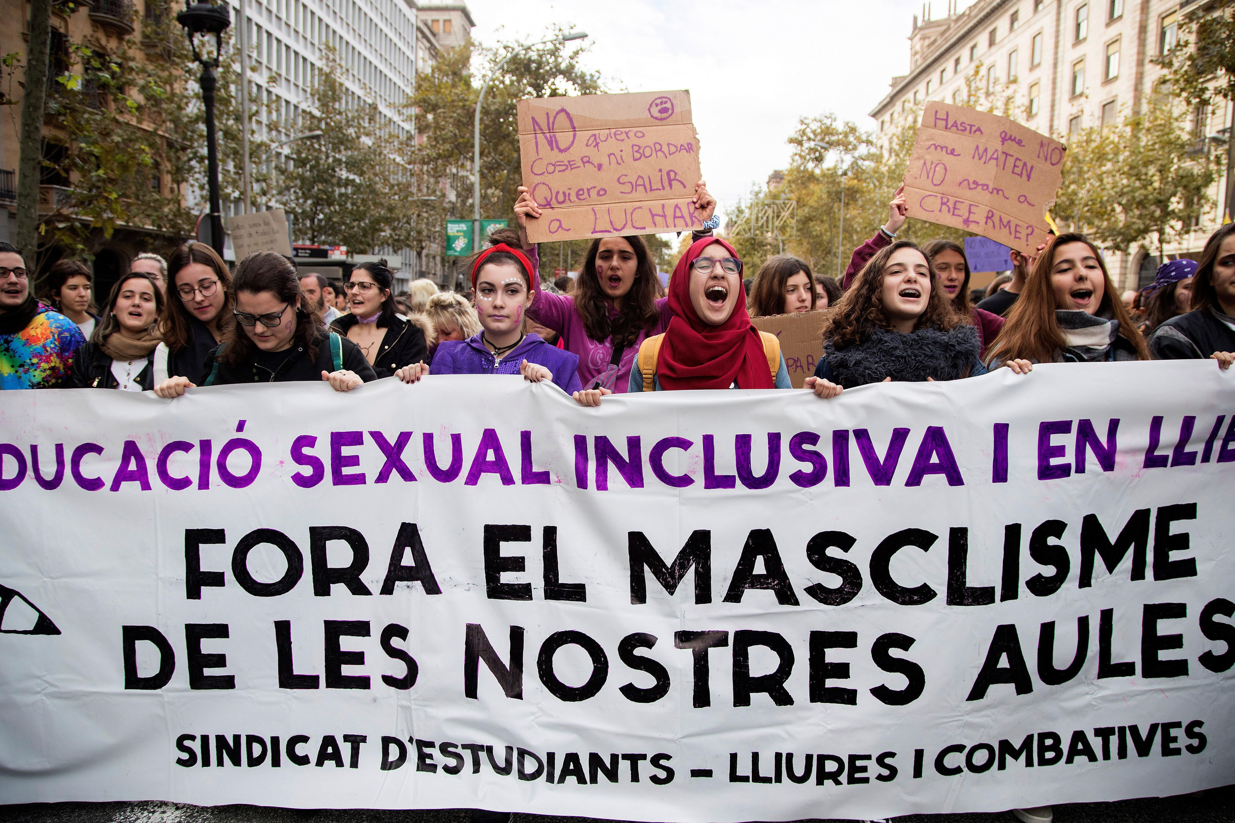 Mujeres en la manifestación contra el maltrato y a favor de las políticas de igualdad que los 'indepes' utilizaron para hacer propaganda en el Parlament / EFE