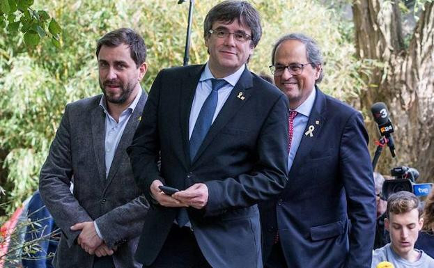 Toni Comín será el coordinador del Consejo de la República. Junto a él, en la foto, el expresidente Puigdemont y el presidente Torra / EFE