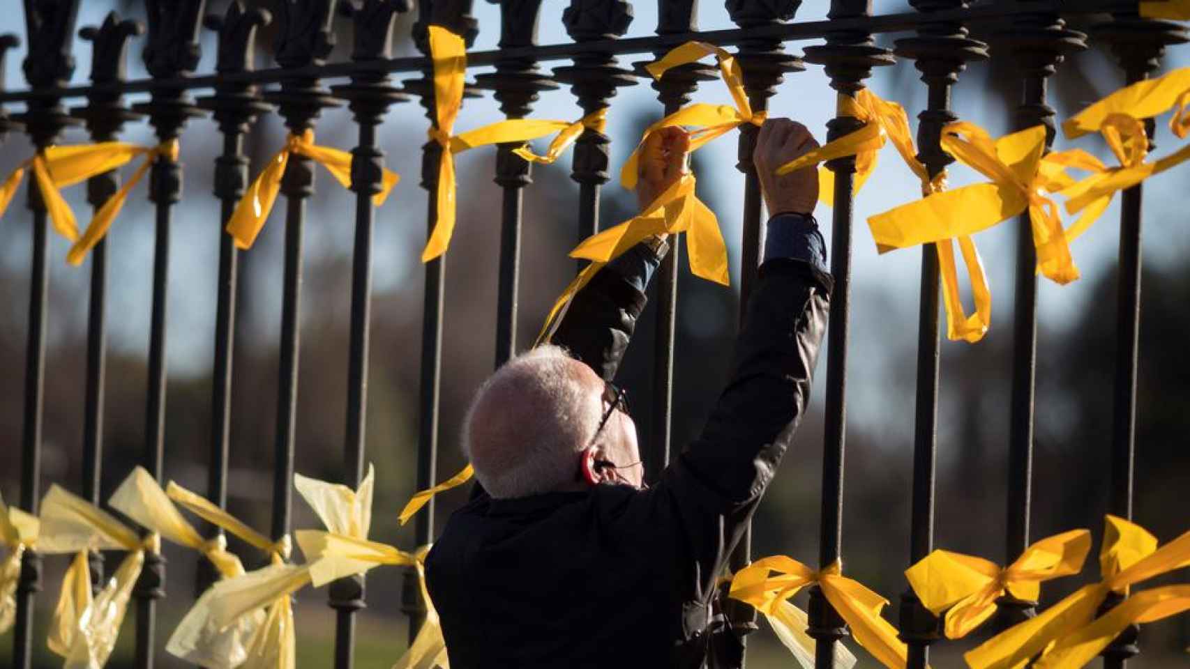 Un ciudadano coloca un lazo en la reja del parque de la Ciutadella / EFE El agresor de la mujer que tiraba lazos amarillos denuncia